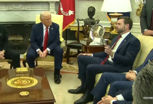 „Флоршајм“ дипломатија: Како евтините чевли станаа униформа во Белата куќа на Трамп