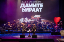 КОГА МУЗИКАТА СТАНУВА ПРИКАЗНА – ДАЦ И АЛЕКСАНДАР им подарија на дамите вечер полна со љубов и носталгија