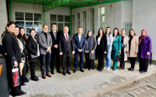 ООУ „Имри Елези“ во Чаир доби уреден училиштен двор, инклузивна опрема и училница на отворено со донација од Халкбанк