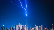 Гром ја погоди највисоката зграда во светот