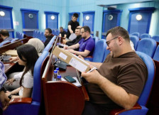 Се унапредува дигитализацијата во Општина Чаир: Советниците добија службени лаптопи