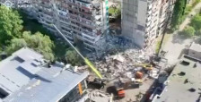 ВИДЕО: Спасувачи извлекуваат жртви од урнатините на зграда во Киев по масовните руски напади