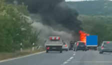 ВИДЕО: Запален автобус на автопатот Велес–Скопје, нема повредени