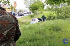 ФОТО: Македонски и турски војници од ЕУФОР спасија патници од возило во БиХ