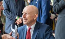 Министерот за одбрана на Велика Британија поднесе оставка, разнишана премиерската функција на Стармер