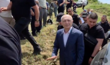 Мета излезе од притвор, поранешниот претседател на Албанија му оддаде последна почит на својот татко
